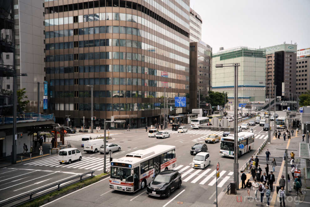 COLOR SKOPAR 35mm F3.5の街スナップ。博多駅前の交差点。JPEGをシネマチック加工しています。カメラはZf