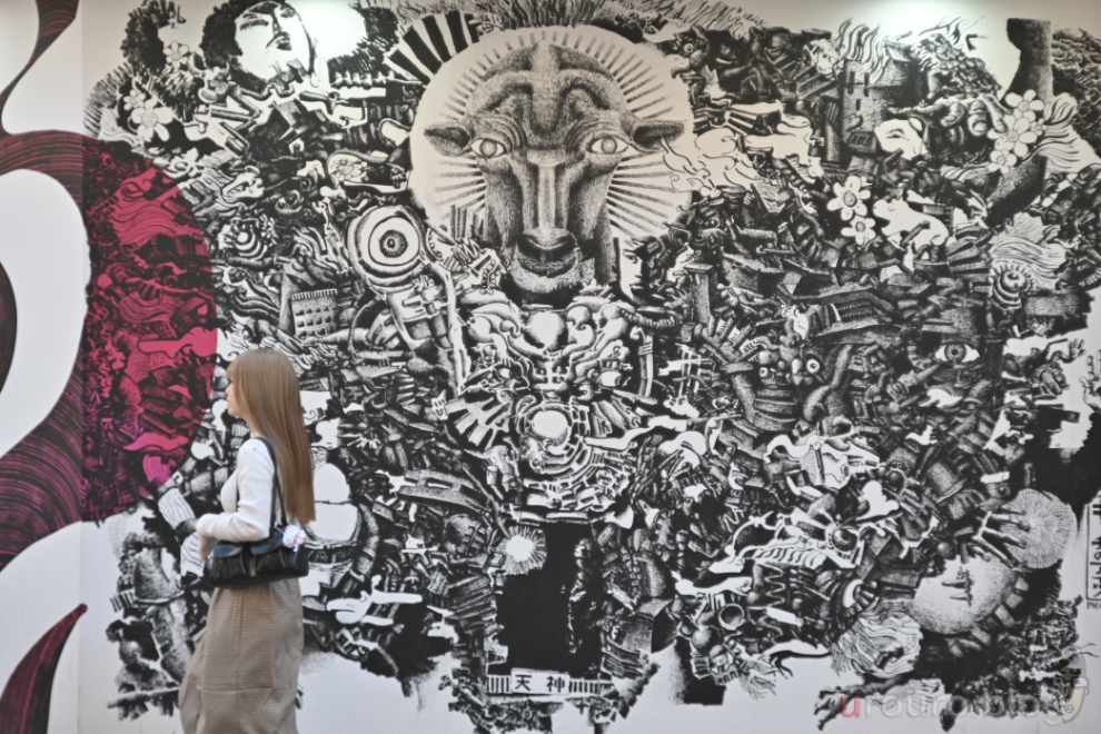 EL-NIKKOR 50mm F2.8 作例 (ピクチャーコントロール:SD) 壁の落書きと通行人のスナップショット。