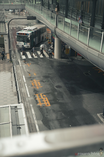 雨の日のバスと、歩道を渡る人。Viltrox AF 28mm F4.5 Chip ZとZ50II、フレキシブルカラーのDG Film Lookで撮影。