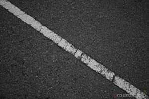 歩道の白線を白黒で表現してみた。Viltrox AF 28mm F4.5 Chip ZとZ50II、ピクチャーコントロール・モノクロームで撮影。