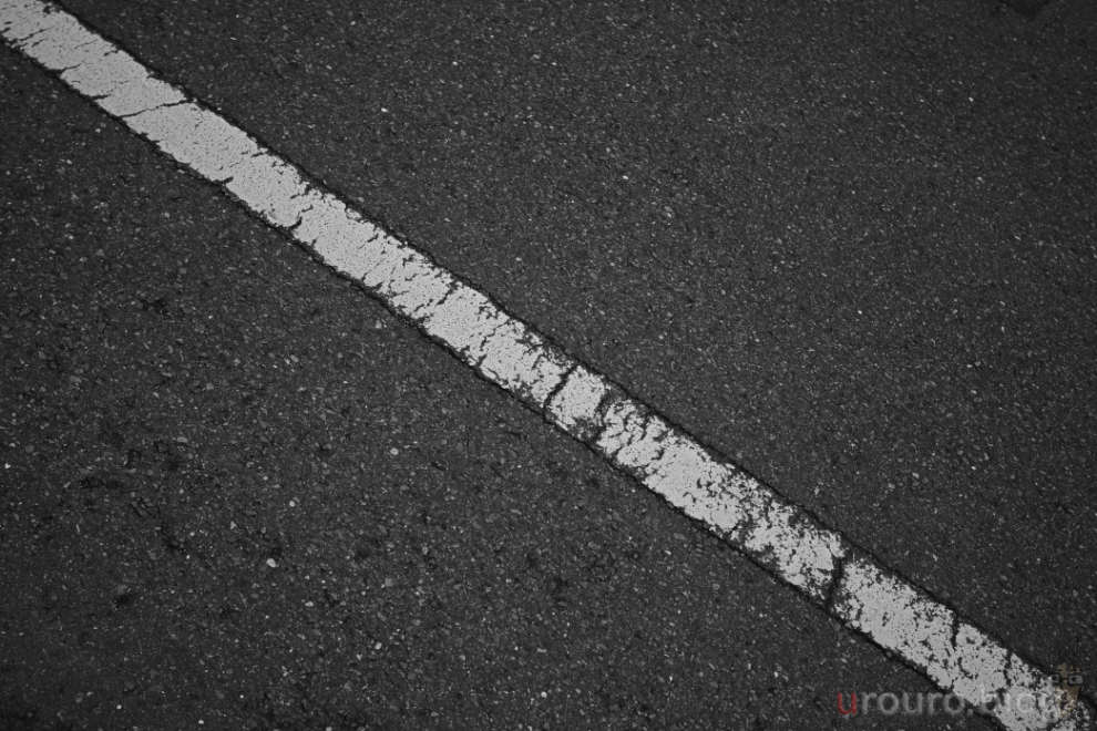 歩道の白線を白黒で表現してみた。Viltrox AF 28mm F4.5 Chip ZとZ50II、ピクチャーコントロール・モノクロームで撮影。