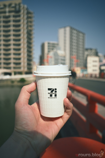 セブンイレブンの朝コーヒー。Viltrox AF 28mm F4.5 Chip ZとZfで撮影。