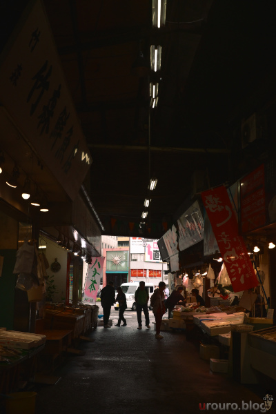 魚屋さんが並ぶ商店街を撮影。ここは観光客が多い。Viltrox AF 28mm F4.5 Chip ZとZ50II、フレキシブルカラーのNeighborhoodで撮影。