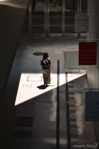 博多駅街スナップ。遠くを歩く人影をViltrox AF 135mm F1.8 LAB と Nikon Zfで撮影。JPEG撮って出し。