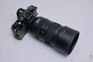 フードを付けた状態のViltrox AF 135mm F1.8 LAB とZfの外観。高級感は高い。