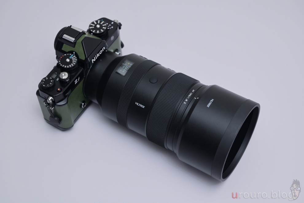 フードを付けた状態のViltrox AF 135mm F1.8 LAB とZfの外観。高級感は高い。