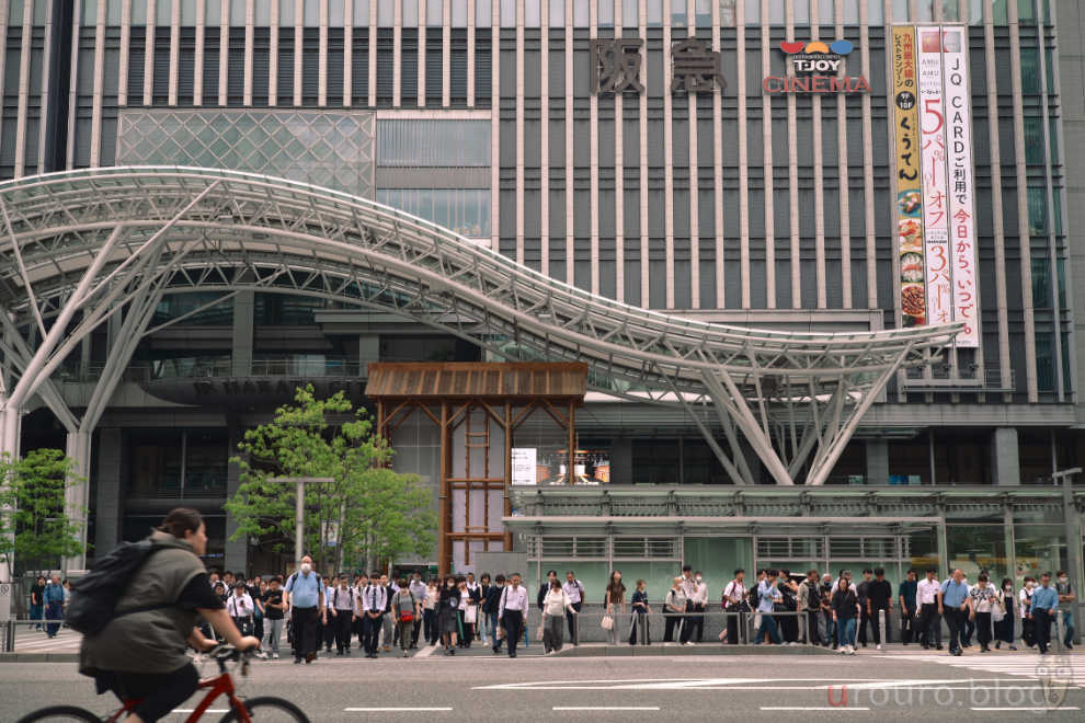 博多駅の通勤ラッシュを Viltrox AF 50mm F2 AIR & Nikon Zf で撮影。JPEG撮って出し。フレキシブルカラーはNeighborhood