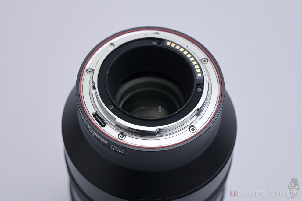 Viltrox AF 135mm F1.8 LAB マウント部分はゴムのシーリングとUSB-Cポートがある。