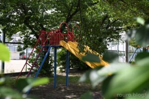 木陰に入っている公園の遊具をViltrox AF 50mm F2 AIR ＆ Nikon Zf で撮影。ピクチャーコントロールはスタンダード。