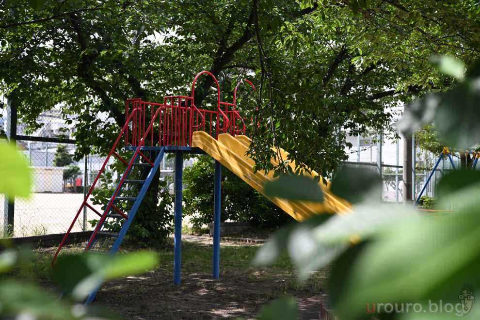 木陰に入っている公園の遊具をViltrox AF 50mm F2 AIR & Nikon Zf で撮影。ピクチャーコントロールはスタンダード。