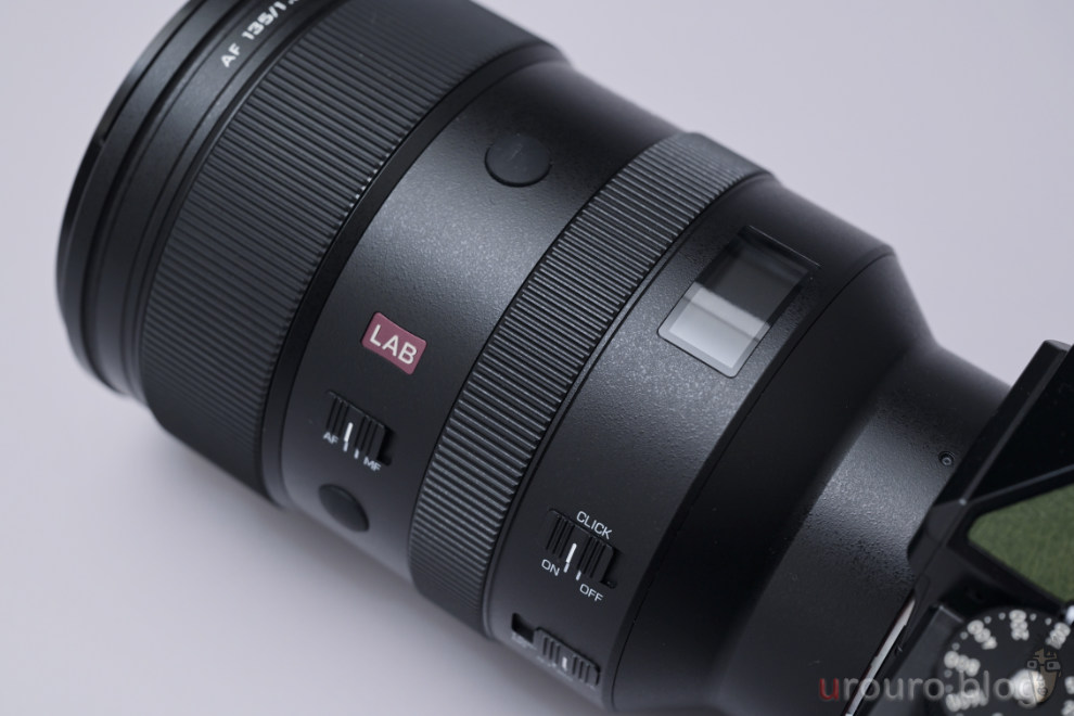 Viltrox AF 135mm F1.8 LAB の鏡筒部分。絞りリングのクリック有無をスイッチで切り替えできるのが良い。