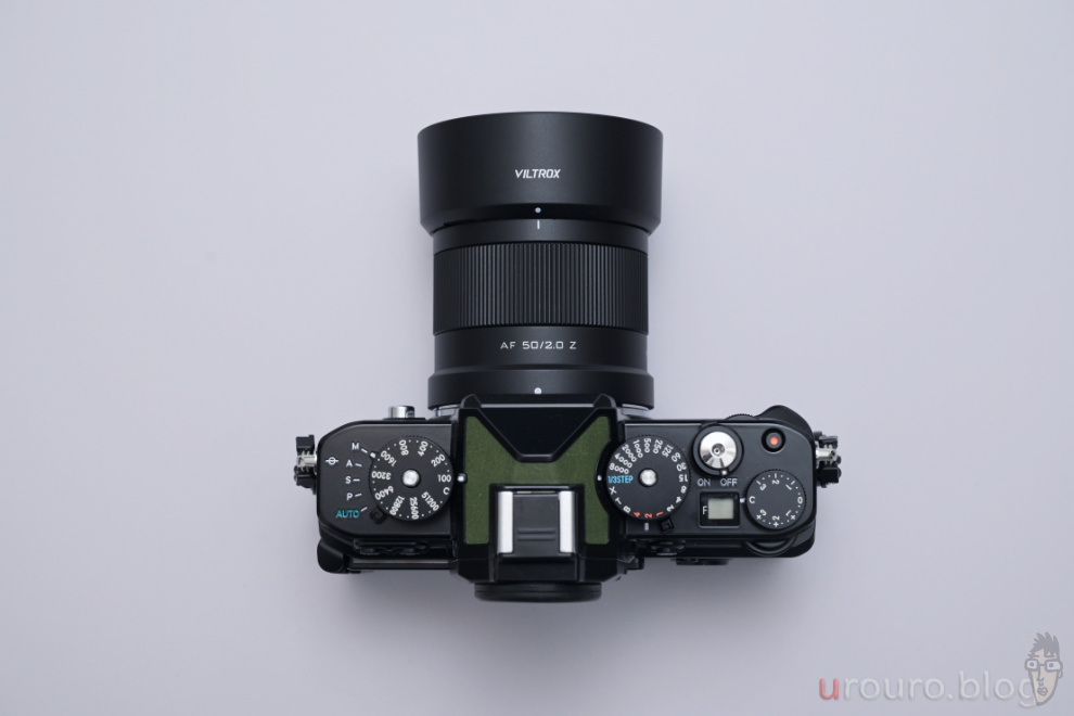 Viltrox AF 50mm F2 AIR には樹脂製のレンズフードが付属する。Zfと組み合わせた時の外観を上面から撮影。