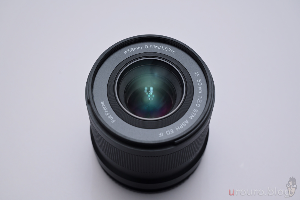 Viltrox AF 50mm F2 AIRを上から眺めている様子。F2という実用的な明るい口径が好印象だ。