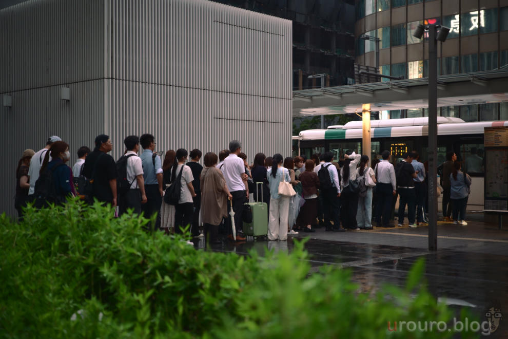 帰り際にバスに並ぶ人たち。日本人らしさが写っている。Viltrox AF 50mm F2 AIR & Nikon Zf で撮影。ピクチャーコントロールはNeighborhood