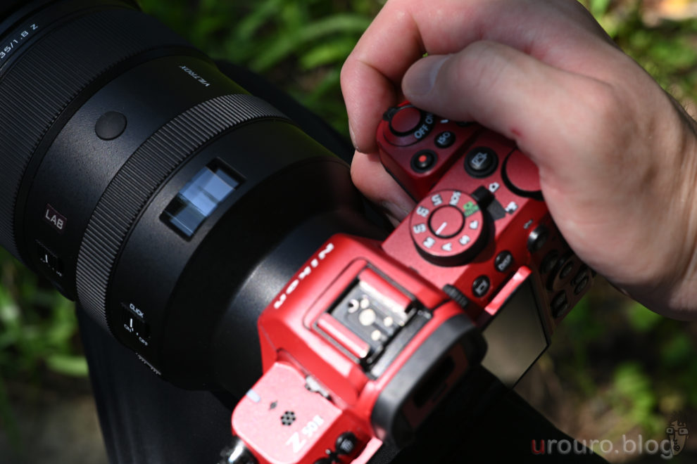 Viltrox AF 135mm F1.8 LAB と Z50II の組み合わせで唯一の欠点は。右グリップの指のクリアランスが狭いこと。