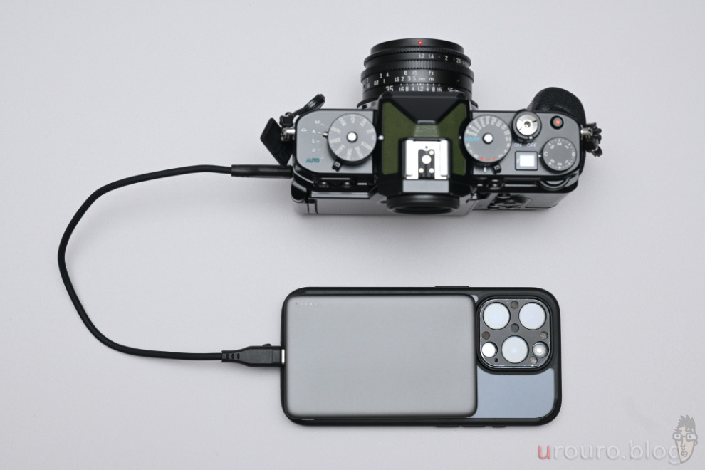 ACEFAST M8のMagSafeとUSB-C出力で2つの機器を同時充電する。この写真ではiPhoneと一眼カメラを充電している。