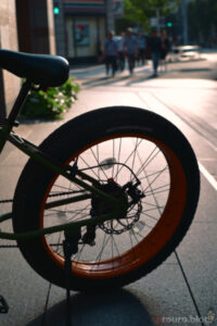 夕陽に照らされる自転車。リムの太い自転車をSG-image 35mm F1.2で撮影。