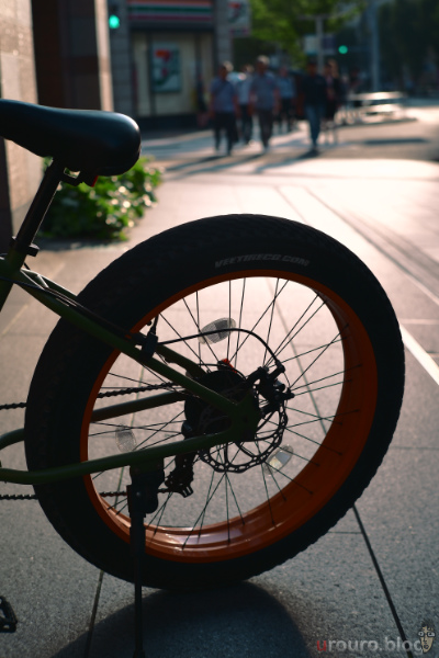 夕陽に照らされる自転車。リムの太い自転車をSG-image 35mm F1.2で撮影。