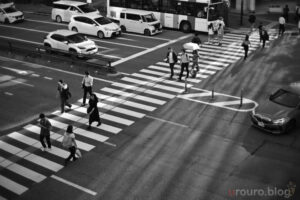 横断歩道を歩く人たちをモノクロ撮影。レンズはSG-image 35mm F1.2で撮影。