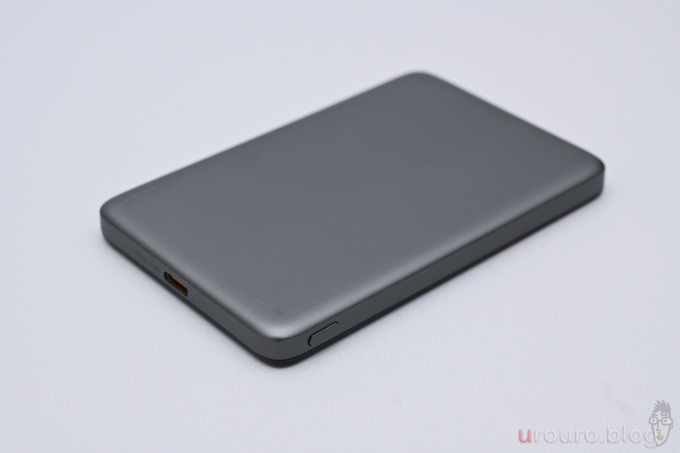 ACEFAST M8の外観。USB-Cポート、容量確認スイッチ。LEDランプが存在する。