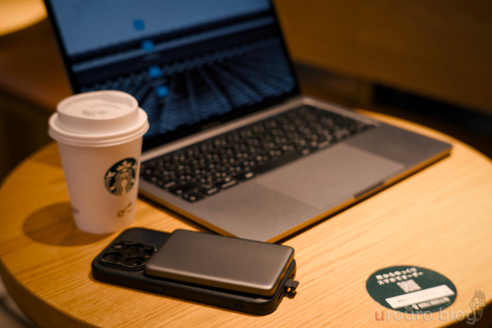 スタバでPC作業をする時にテザリングしているiPhoneをACEFAST M8で充電している様子。