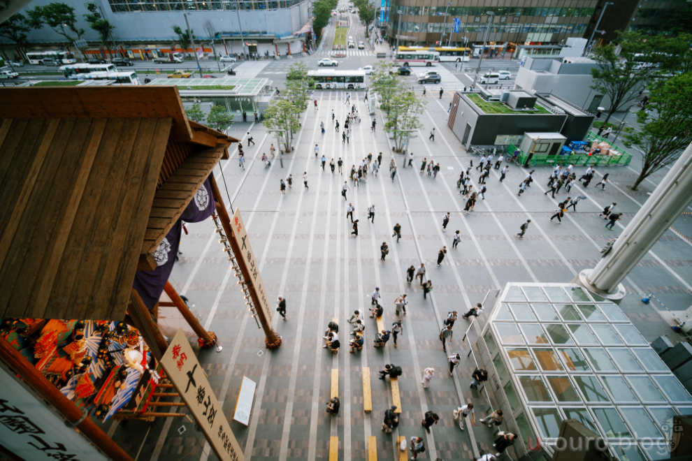 7Artiasns 10mm F3.5をZfに装着して街スナップ。博多駅のテラスから街並みと人並みを撮影。とにかく広く写る。
