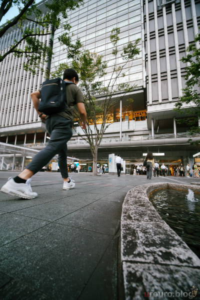 7Artiasns 10mm F3.5をZfに装着して街スナップ。歩いている人の足がパースがついてダイナミックに見える。