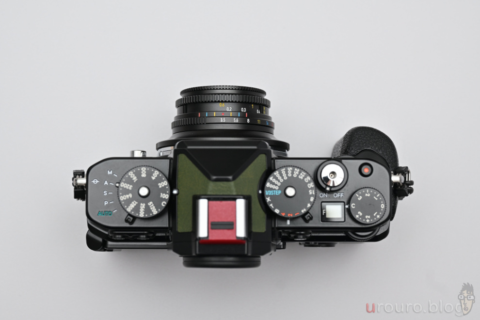 7Artiasns 10mm F3.5とZfを装着した外観。このコンパクトさで換算15mmなのだ。