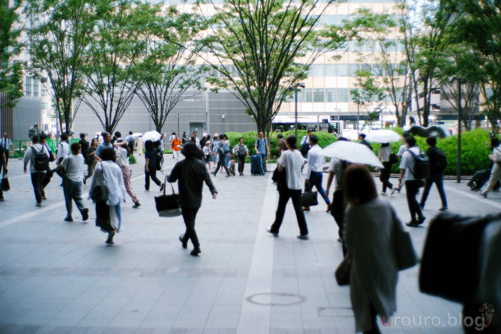 SG-image 35mm F1.2で街スナップ。博多駅の入口。開放F1.2の時の周辺の収差の癖がすごい!