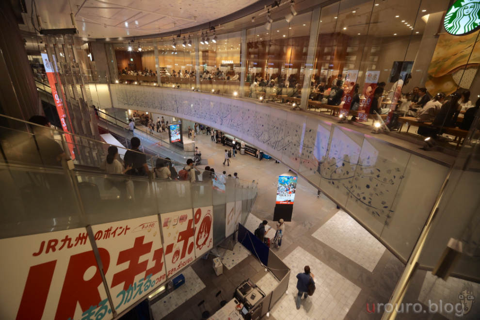 7Artisans 10mm F3.5とZ50IIで撮影した博多駅構内。人が多い街スナップで使うと面白いレンズだった。