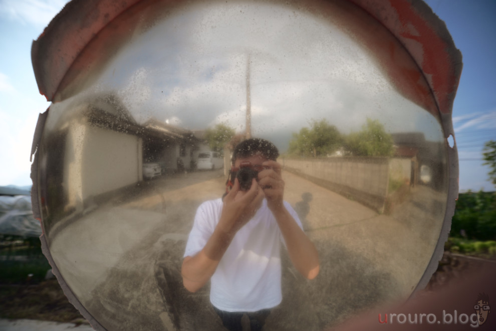 道路のミラーを見たら撮りたくなってしまう。7Artisans 10mm F3.5とZ50IIで撮影した自分。ピント合わせは困難。
