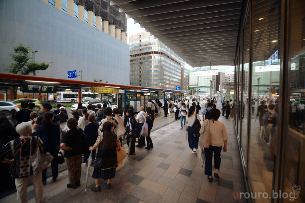 7Artisans 10mm F3.5とZ50IIで撮影した駅前のバス停。人混みの多さを表現したい時の超広角レンズは面白い。