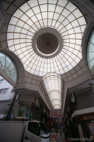 7Artisans 10mm F3.5とZ50IIで撮影したアーケードの屋根。しかし普通に道路の車まで画角内に収まってしまうのがすごい。