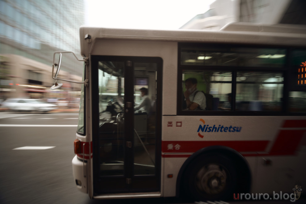 7Artisans 10mm F3.5とZ50IIで撮影したバスの流し撮り。元々の周辺の流れと相まって集中効果は高まっている。