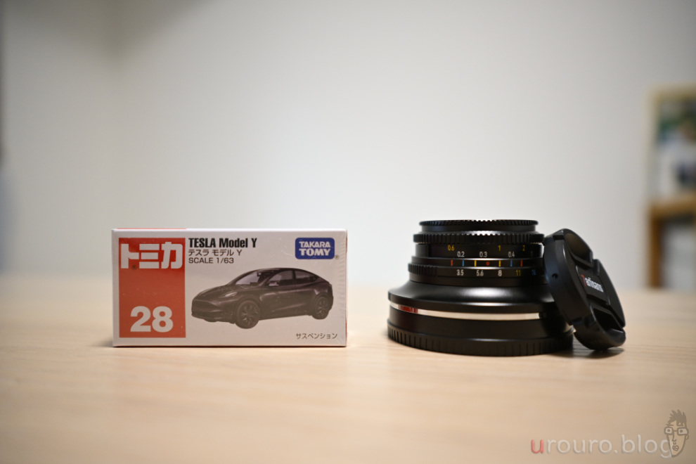 7Artisans 10mm F3.5とミニカーを並べてみよう。比較するとレンズの小ささが際立っている。