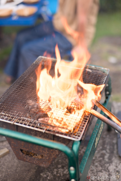 BBQをしている時の炎を撮影。開放時は収差もあってピントの山が見分けにくい。多少外れてもご愛嬌と思える心が必要。