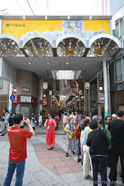 商店街に押し寄せる買い黒人観光客をViltrox AF 15mm F1.7 AIR で撮影。インバウンド時代だなと感じる。