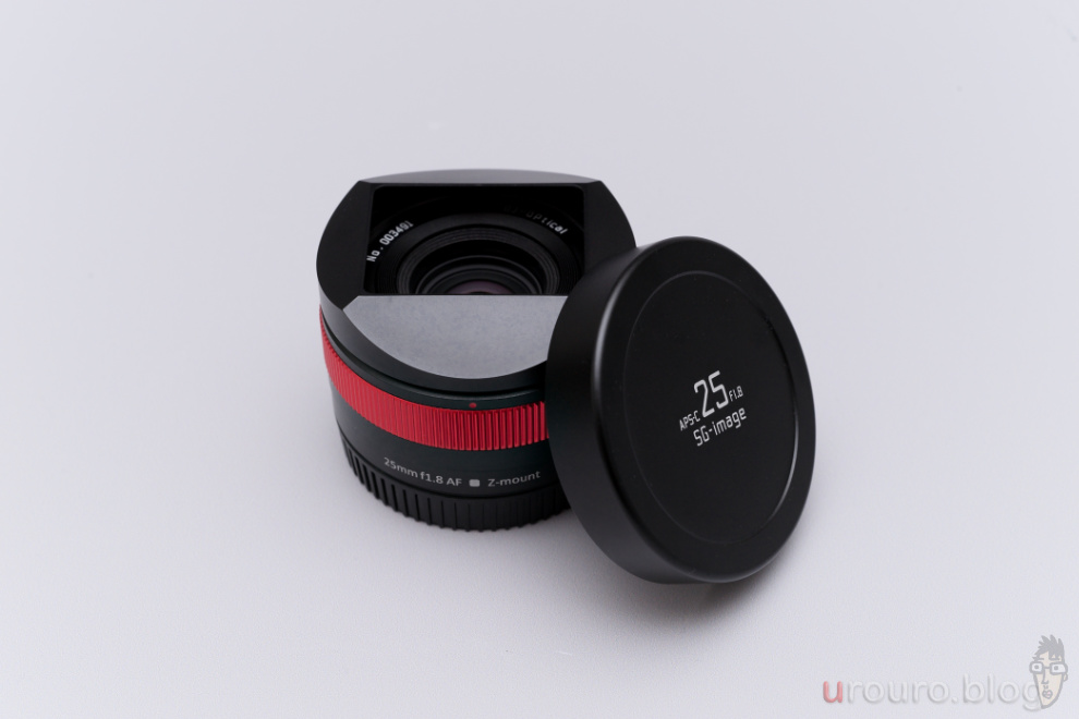 SG-image AF 25mm F1.8の外観。金属のフジツボフードとメタルキャップがついてくる気前の良さ。