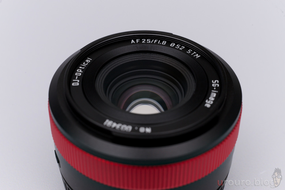 152gのコンパクトさで開放F1.8の明るさが選択でき、なおかつ赤いフォーカスリングが際立つデザイン。ツッコミどころは多い、いい意味で。