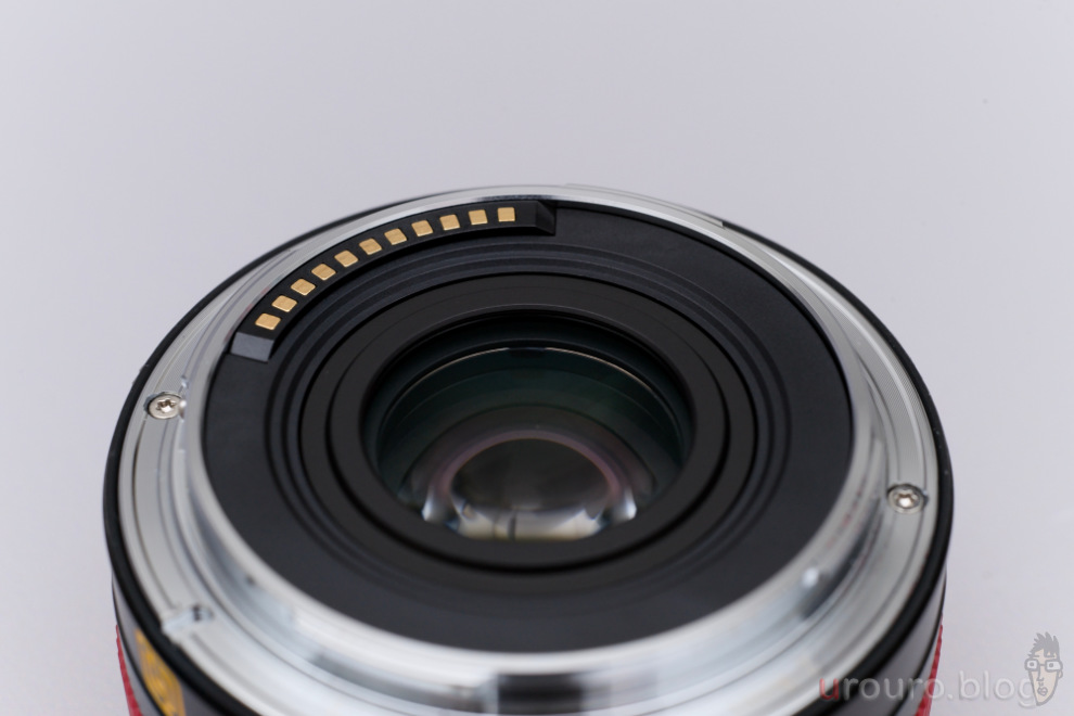 SG-image AF 25mm F1.8の後玉の様子。電子接点があるのでExifデータも問題なく書き込める。