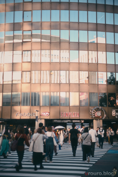 MR.DING Noxlux DG 50mm F1.2 のRAWデータをDehancerで加工。ちょっとピンボケしてる交差点の写真。