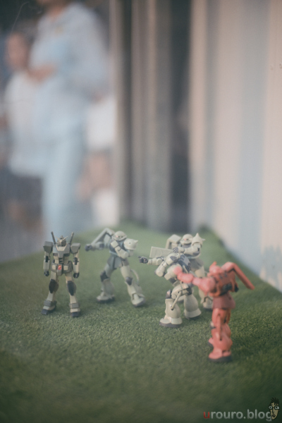 工事の仮囲いの中にガンプラが置いてあった。こういう遊び心は粋だと思う。