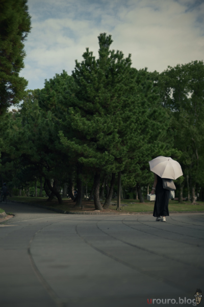 MR.DING Noxlux DG 50mm F1.2 とフレキシブルカラーの組み合わせ。分かれ道の前を歩く日傘を持った女性。