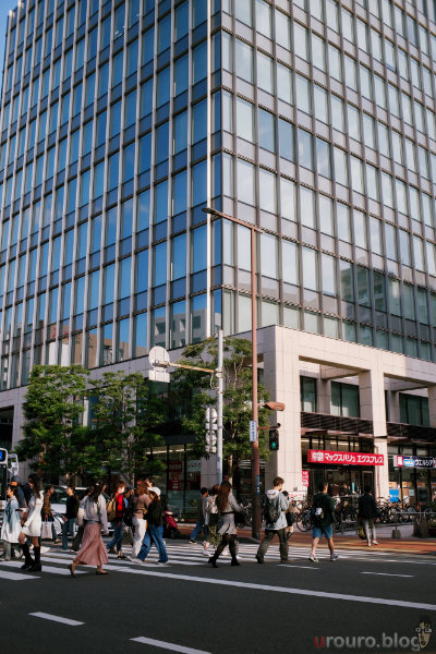 まるでオールドレンズがAFで動いているようなSG-image AF 25mm F1.8、たまにはこういうレンズもいいな。信号を渡る群衆を撮影。