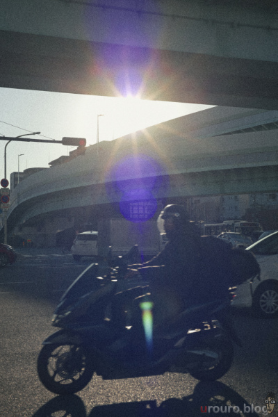 MR.DING Noxlux DG 50mm F1.2 とフィルムグレインの組み合わせ。帰宅途中のバイクを撮影。