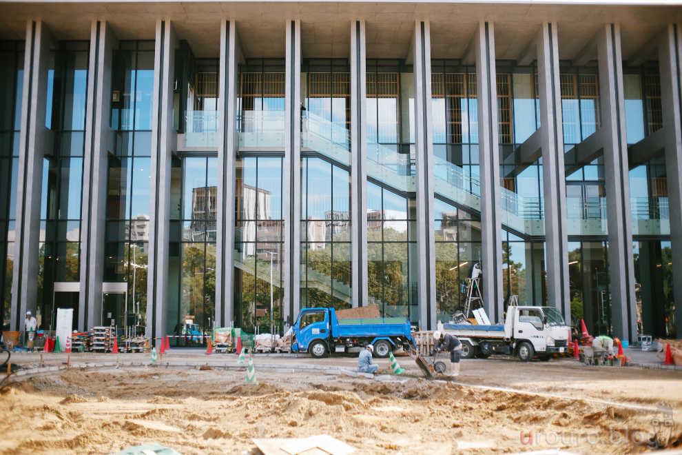 SG-image AF 25mm F1.8の特徴はオールドレンズがAFで動くイメージだ。建物を撮影してみたが周辺の絵は流れている。