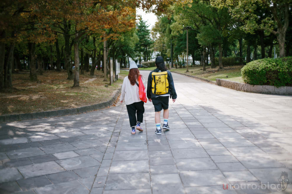 SG-image AF 25mm F1.8はコンパクトなので街歩きスナップで機動力が高い。非常に大きなメリットだ。