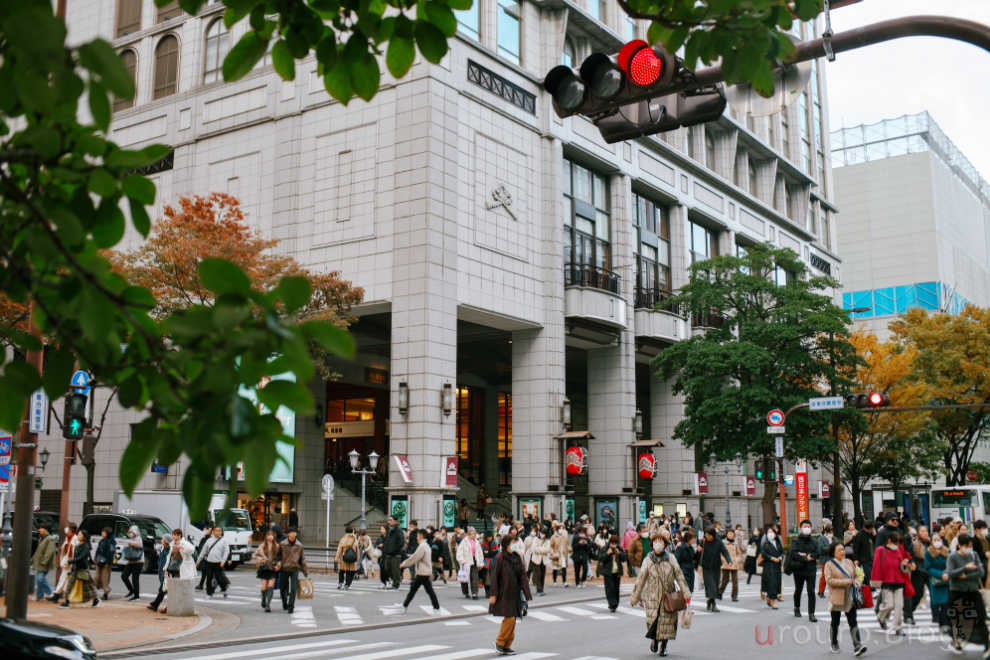 博多座から出てくる人々を撮影。SG-image AF 25mm F1.8をRAW現像した写真。このレンズは現像ありきで使うのがお勧め。