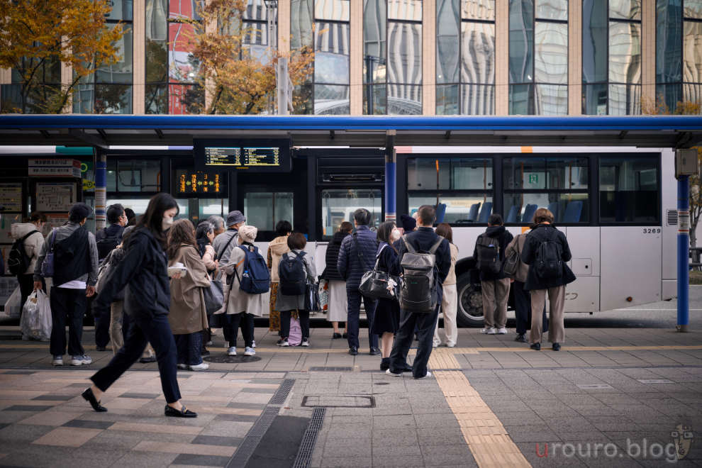 バスを待つ人たちをNIKKOR Z 24-70mm f/2.8 S IIで撮影した。RAW現像済。