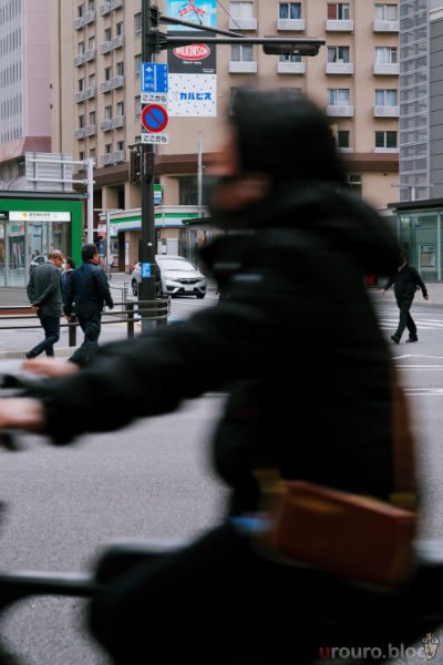 歩行者天国を横切る自転車を被写体ブレで撮影。NIKKOR Z 24-70mm f/2.8 S IIの作例。